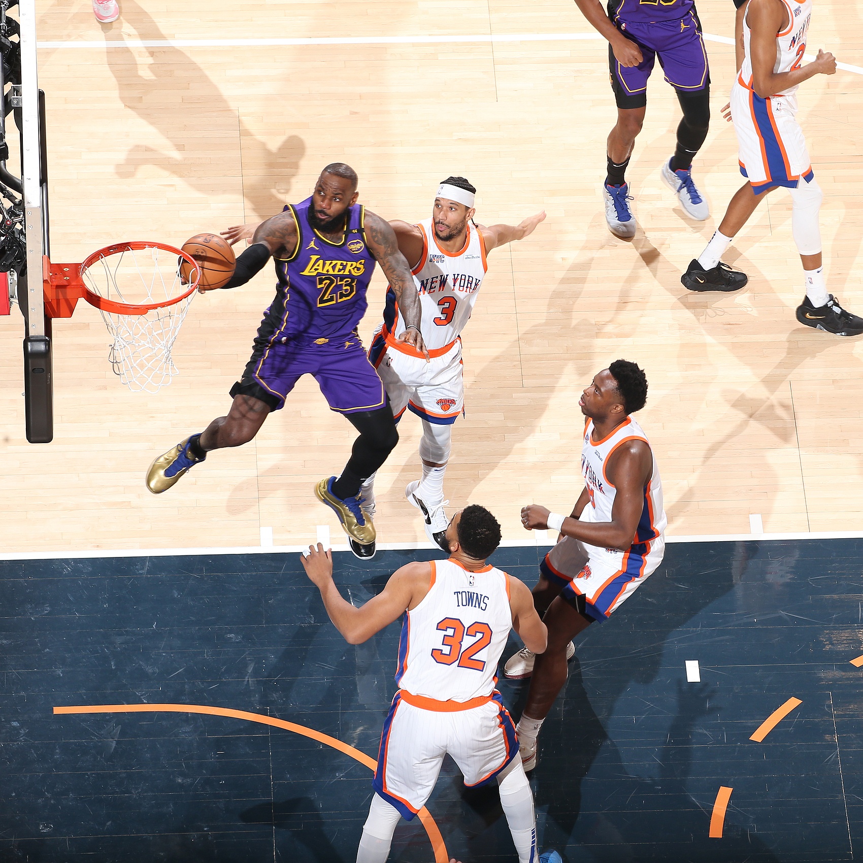 九游娱乐-包含詹姆斯巅峰对决，Faker与50激战湖人分钟，惊险取胜胜负难料！的词条