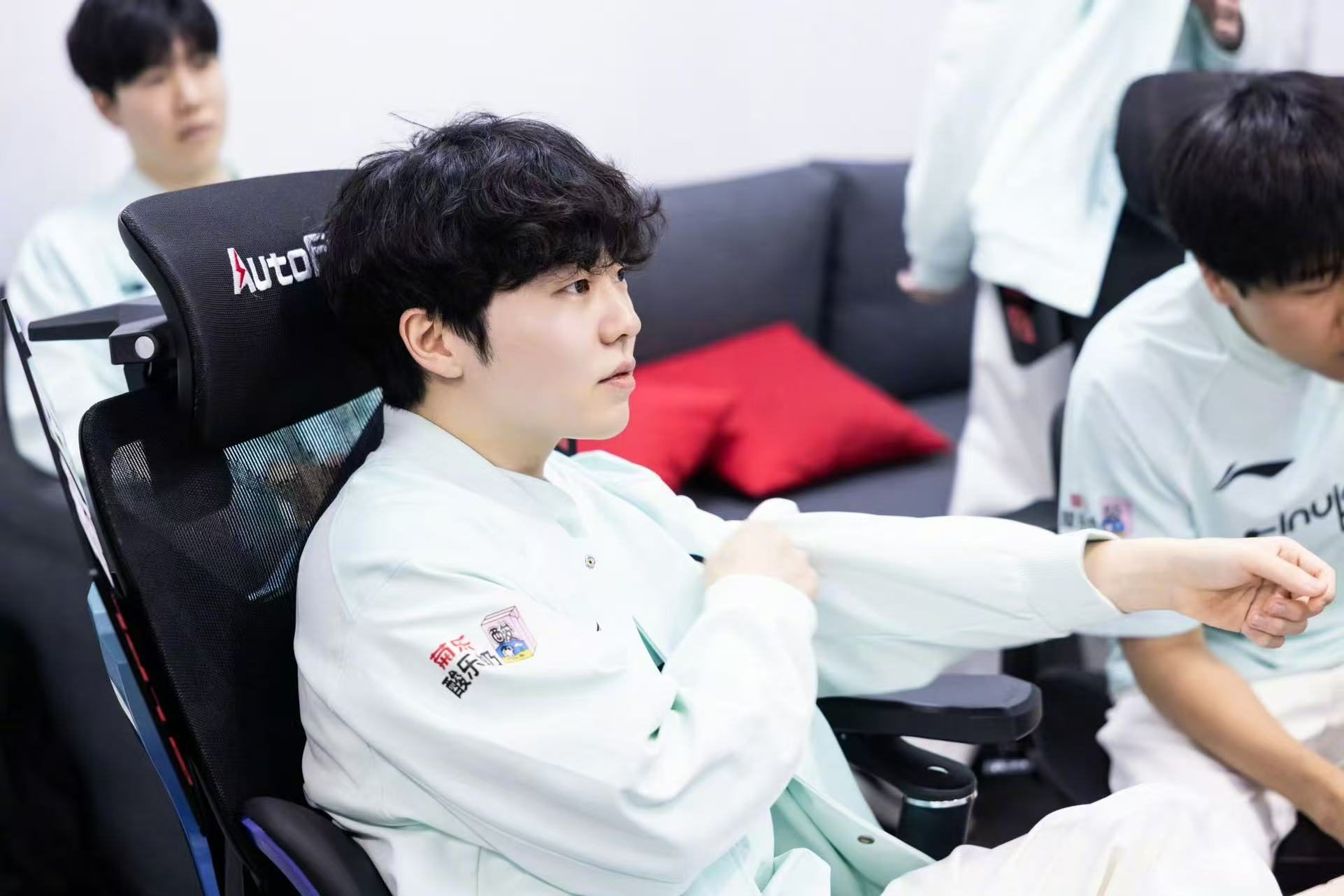 九游娱乐-Rookie回归赛场，比分优势明显首场状态亮眼，G2观众沸腾！的简单介绍